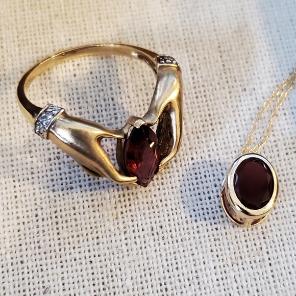 Dainty Beautiful Vintage 10K Garnet Necklace - Picture 5 of 7